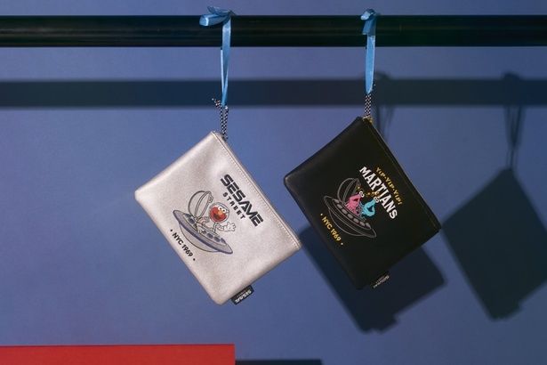 フラットポーチ。左よりシルバー(エルモ)、ブラック(イップイップ)