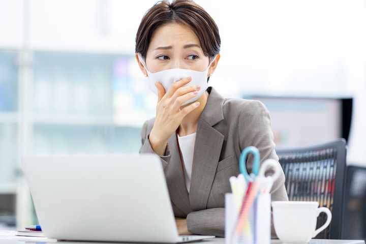 忘年会に参加後、職場内でインフルエンザが流行した場合、主催者は法的責任を問われる？（画像はイメージ）