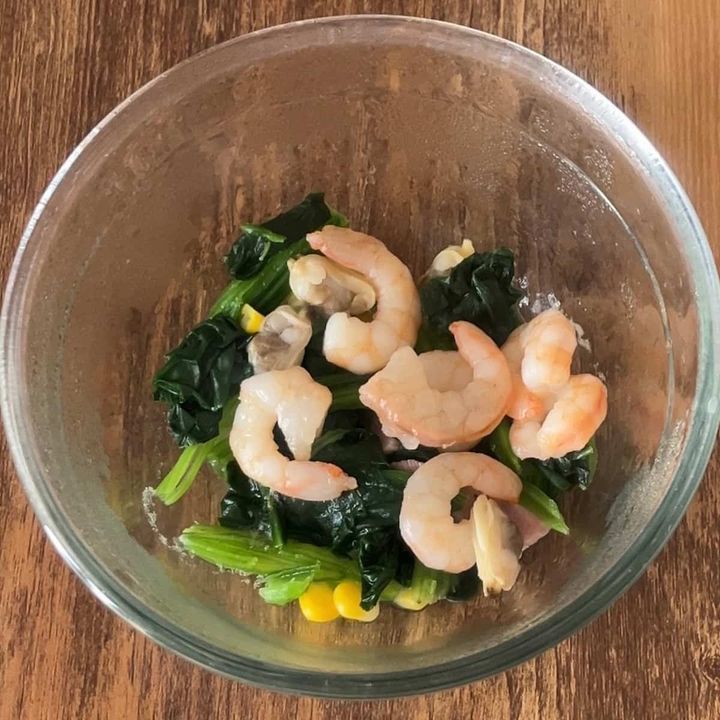 えびとほうれん草のグラタントースト