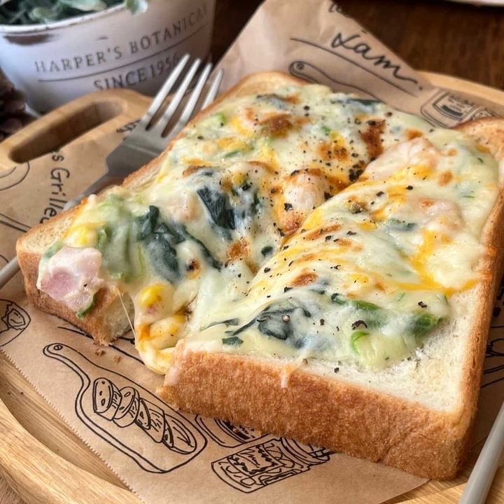 えびとほうれん草のグラタントースト