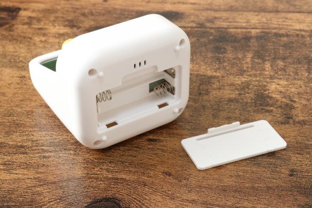 ゲーム機型デジタル時計 電池入れ