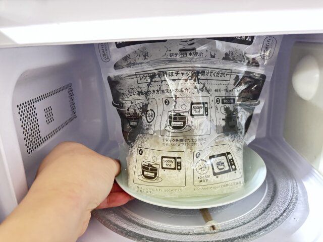 レンジで炊飯バッグ3枚入 電子レンジから取り出す