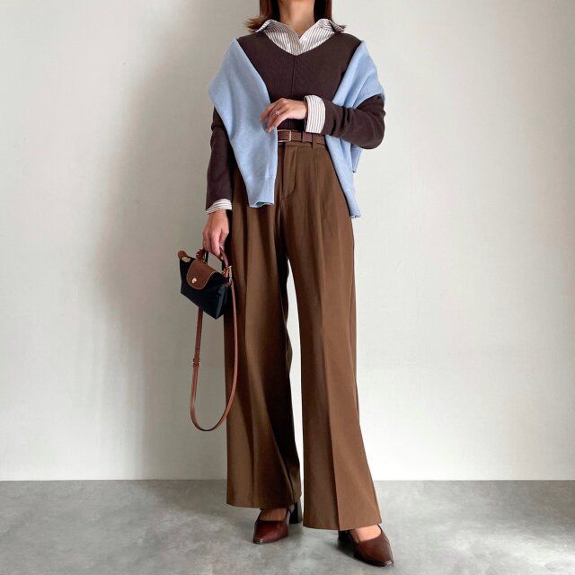 cocaフロントスリットニットとストライプシャツレイヤード