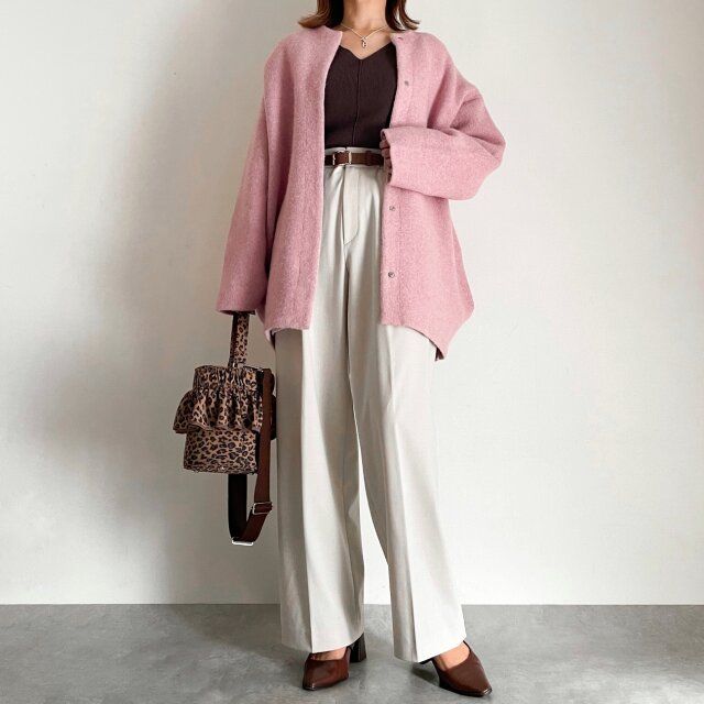 cocaフロントスリットニットとピンクカーデコーデ