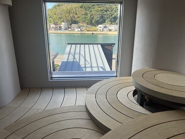 サウナ室から呼子の港が見える