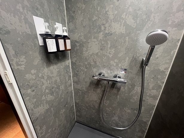 シャワーは個室タイプで、ボディソープなどが設置されている