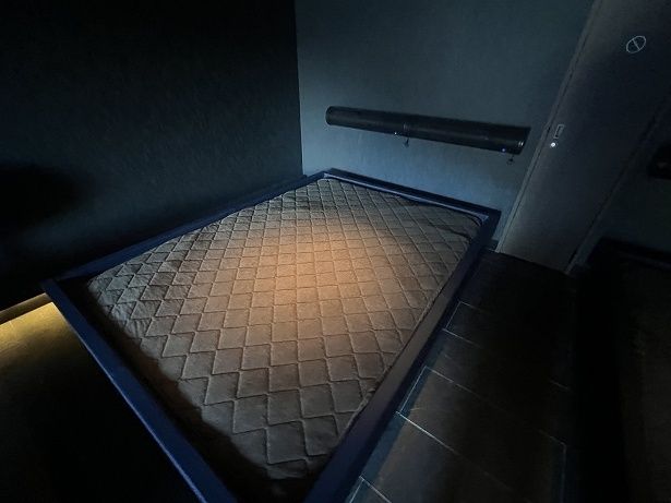 サウナ施設で日本初のウォーターベッド。頭部に送風口があり、風で頭を冷やしてくれる