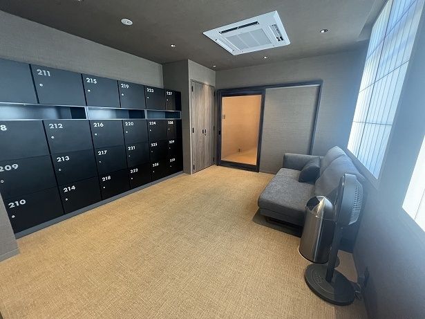 女性更衣室はロッカーも大きく広々としている