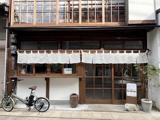 「呼子朝市通り」にある「甚六果実店」