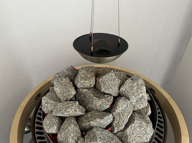 サウナストーンの上のボウルにハーブボールとイカ墨エキスが入っている