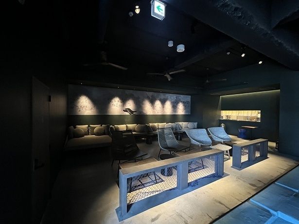 水風呂の横にある休憩スペースはドリンクの受取場にもなっている