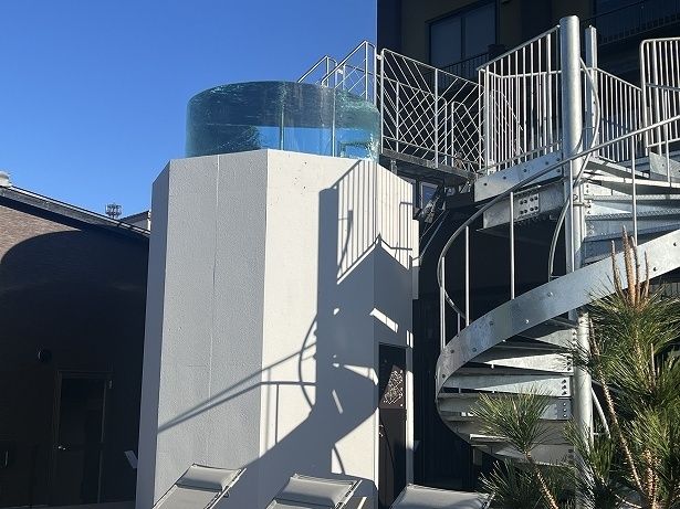 「空中水風呂」からこぼれた水は1階へ