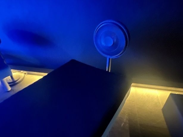 シングルタイプのベッドには扇風機があり、頭部に風が当たるようになっている