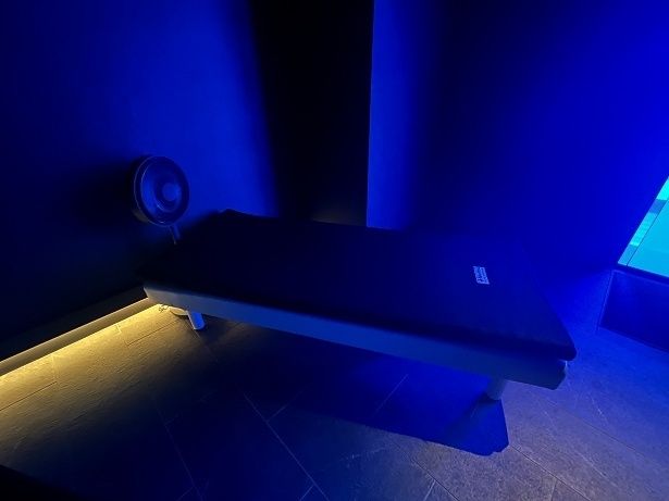 実際の「深海ルーム」は青く、暗い