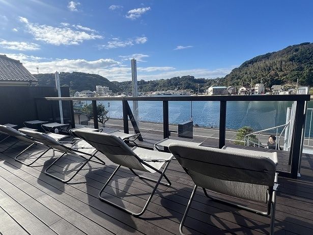 開放的でリゾート感もある展望デッキで自然の風を感じるのも気持ちいい