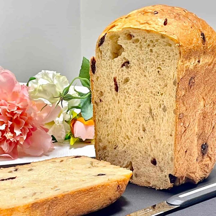 レーズンとひまわりの種の黒糖食パン