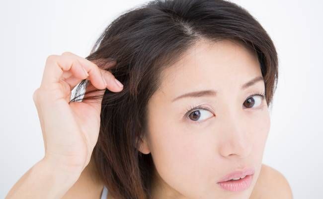 髪を気にする女性のイメージ