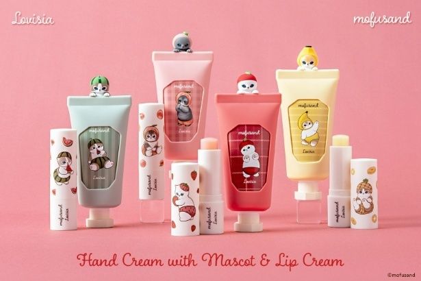 フルーツにゃんの立体マスコット付きハンドクリームと、香りつきリップ。毎日のケアがちょっと楽しくなる、mofusandのコラボコスメ (C)mofusand