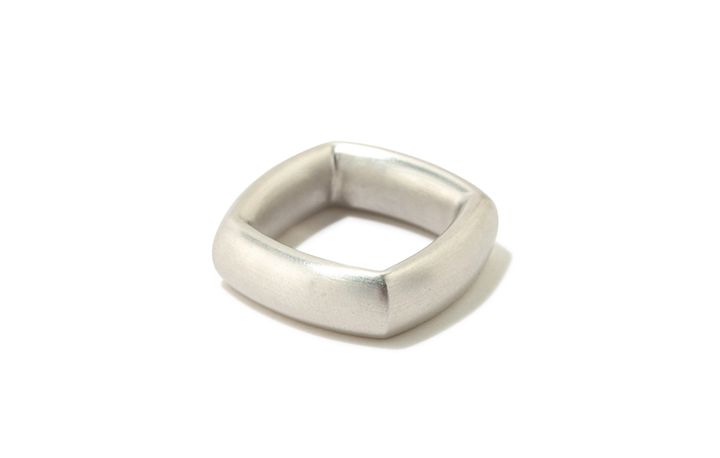 シンプルでありながら抜群の存在感を放つリング