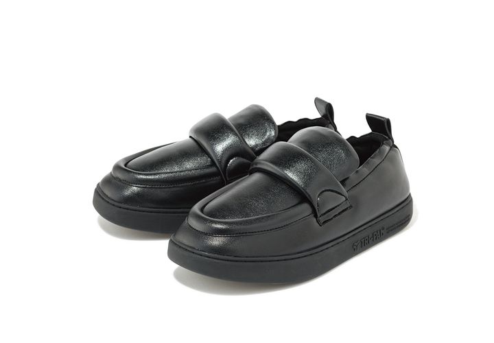 ぷにっと膨らんだような姿がなんともチャーミングな一足