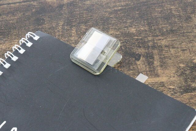 クリップ付箋（グレージュ系、2色×30枚） ノートに装着