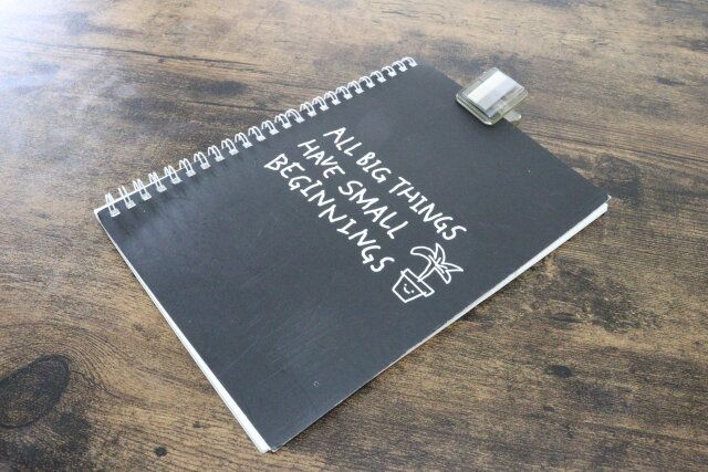 クリップ付箋（グレージュ系、2色×30枚） 使用例