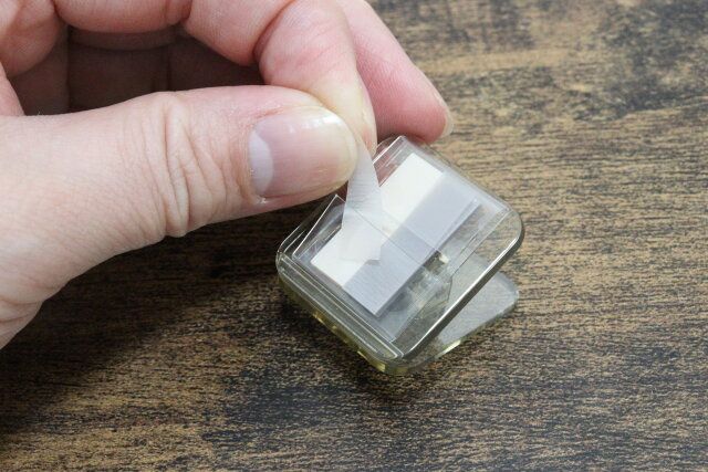 クリップ付箋（グレージュ系、2色×30枚） 付箋取り出し