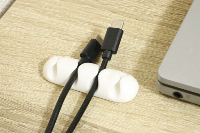 ダイソーのケーブルホルダー バータイプ4はケーブルをしっかりホールドして滑り落ちにくい