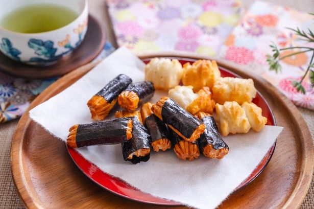 取引先へは個包装のおかきなどが食べやすくておすすめ (C)kikisorasido／PIXTA