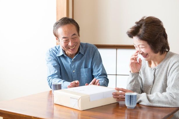 喪中の場合は紅白の蝶結びは避け、シンプルな包装に (C)HBS／PIXTA