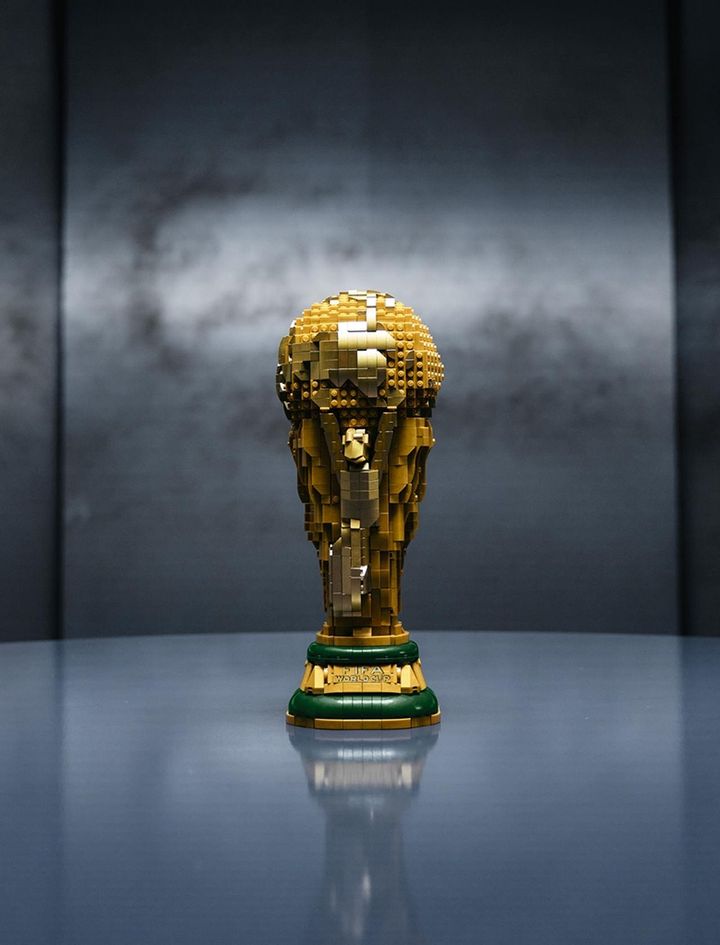 画像1: レゴが本気で作った「実寸大サッカーW杯トロフィー」がすごい！ブロック数2842個で“ゴールドカラー”は史上最多…現在予約受付中
