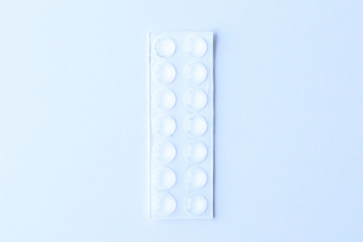 100均の滑り止めシールは用途がいっぱい！ハンガー用や靴下用も紹介