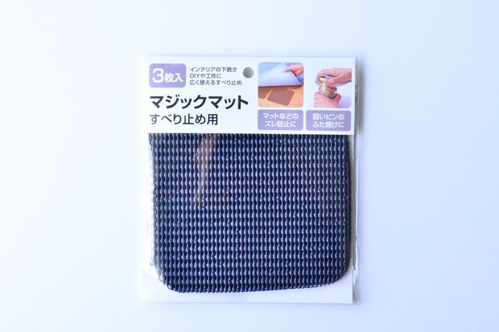 100均の滑り止めシールは用途がいっぱい！ハンガー用や靴下用も紹介