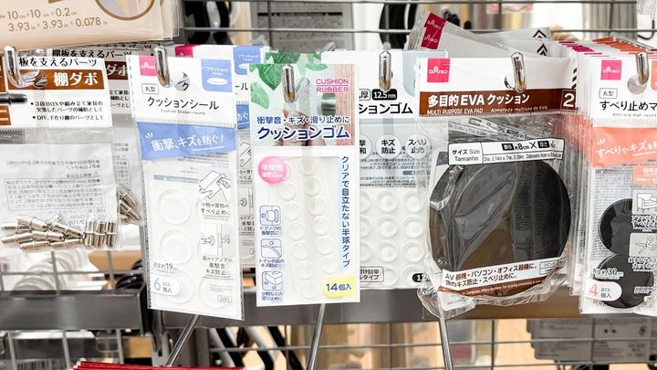 100均の滑り止めシールは用途がいっぱい！ハンガー用や靴下用も紹介