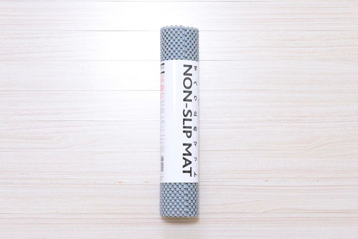 100均の滑り止めシールは用途がいっぱい！ハンガー用や靴下用も紹介