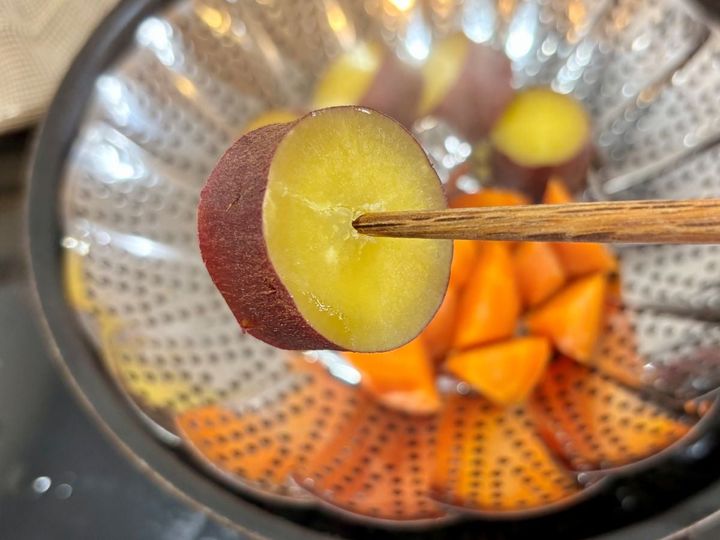 100均の蒸し器が超使える！さつまいもを蒸してみたら…えっ、こんなに美味しいの！？