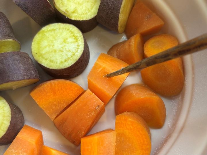 100均の蒸し器が超使える！さつまいもを蒸してみたら…えっ、こんなに美味しいの！？