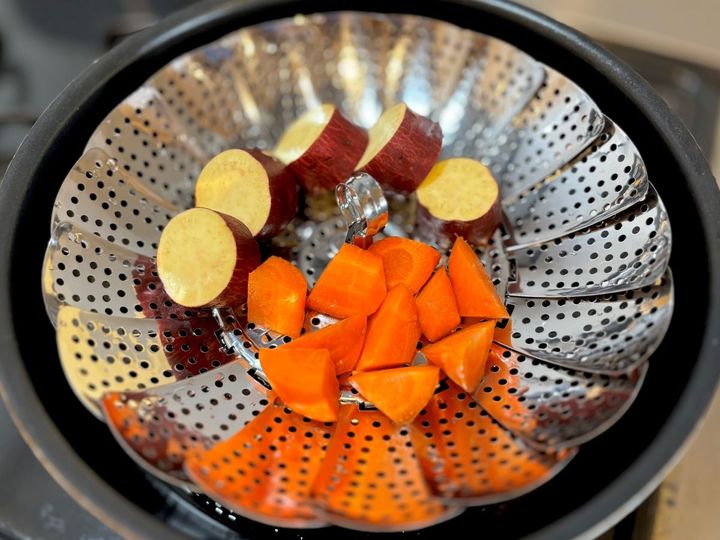 100均の蒸し器が超使える！さつまいもを蒸してみたら…えっ、こんなに美味しいの！？