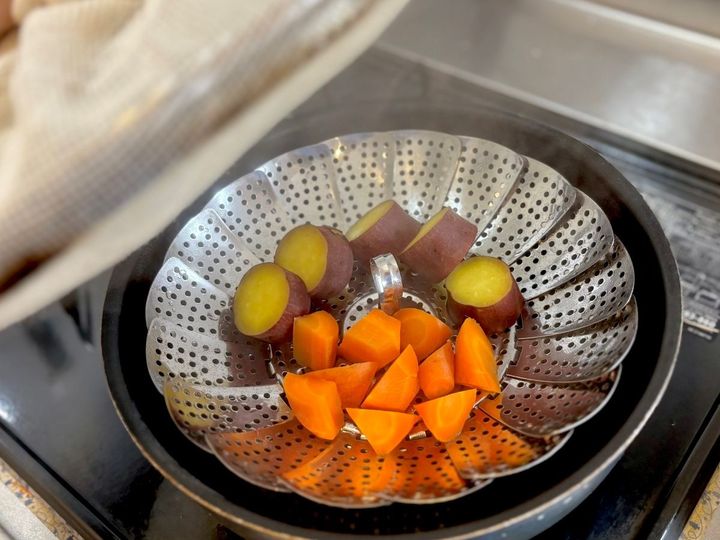 100均の蒸し器が超使える！さつまいもを蒸してみたら…えっ、こんなに美味しいの！？