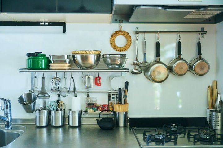 キッチンパネルに取り付けたイケアの棚やバーには、柳宗理などよく使うツールを見せつつ収納。