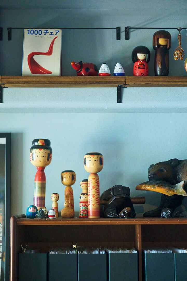 岡本さんのコレクションこけしをディスプレイ