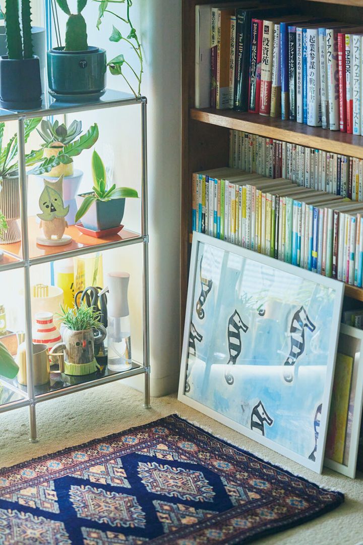 本棚の見せたくない一角は次女の版画作品でカバー