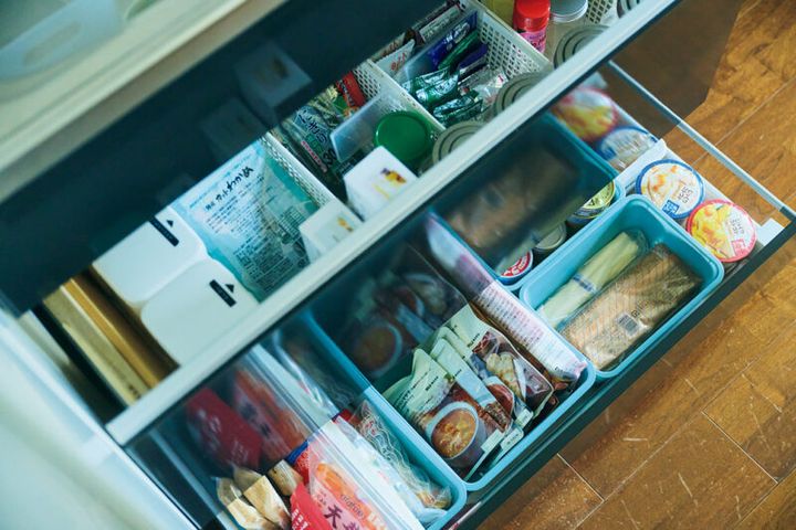 シンク下の引き出しは100 円均一ショップなどのグッズを活用して仕切り、上から見やすく、取り出しやすい収納に。