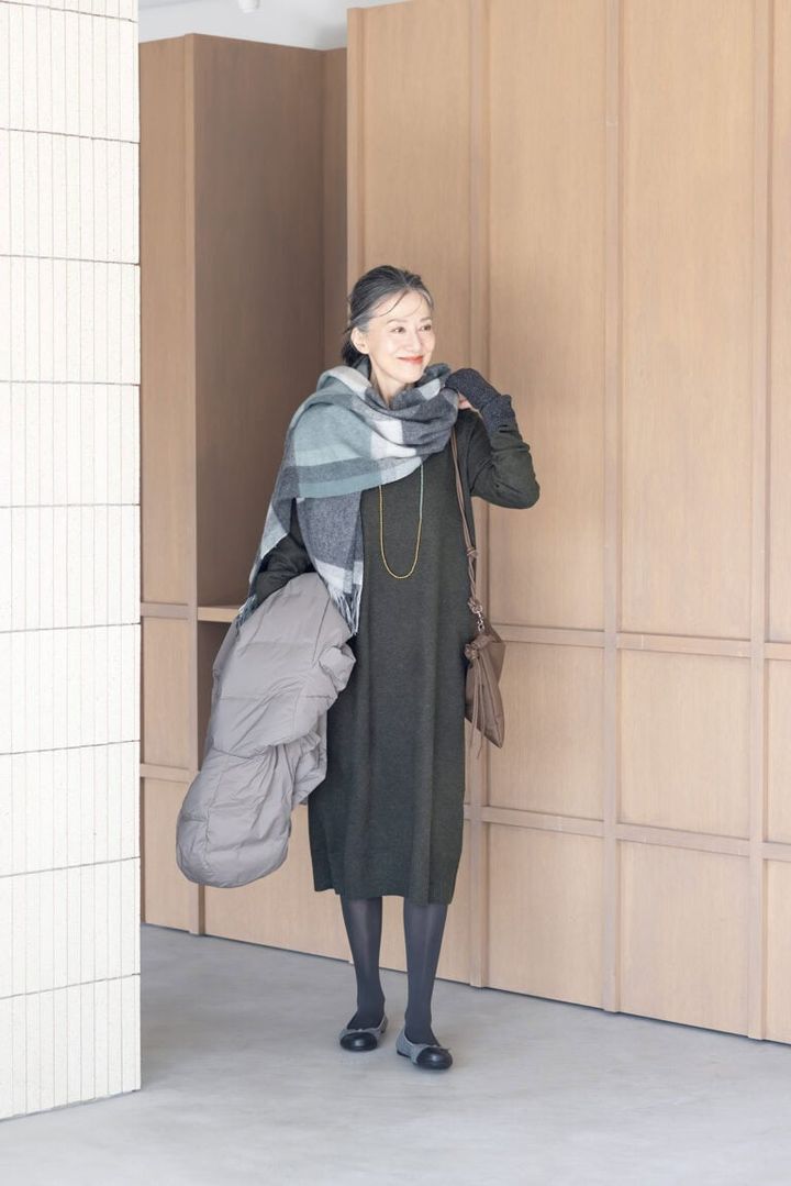 ワンピース¥3,990、手に持ったダウンコート¥17,900／ともにユニクロ、ストール¥3,990／無印良品（無印良品 銀座）、シューズ¥9,900／バタフライツイスト（カメイ・プロアクト）、バッグ¥20,900／リンク、ネックレス¥44,000／フローリアン（アッシュ・ ペー・フランス）、タイツ／スタイリスト私物