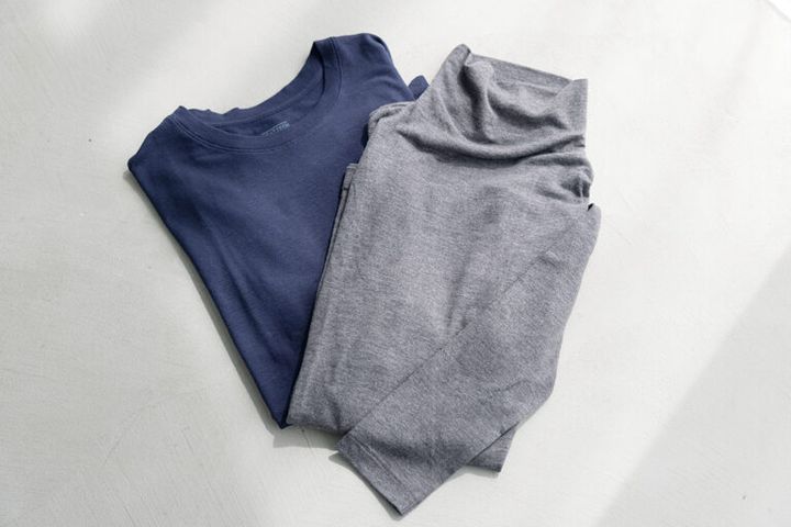 タートルネックT¥2,290、クルーネックT¥2,290／ともにユニクロ：シー（ユニクロ）