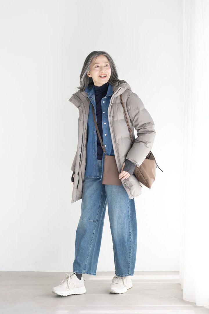 デニムシャツ¥8,590／ザラ（ザラ カスタマーサービス）、中に着たタートルネックT¥2,290／ユニクロ：シー、デニムパンツ¥9,990／コントワー・デ・コトニエ（ともにユニクロ）、ダウンコート¥17,900／ユニクロ、スニーカー¥35,200／ノーネーム（ストックマン）、バッグ¥20,900／リンク、サコッシュ¥1,290／無印良品（無印良品 銀座）、タイツ／スタイリスト私物