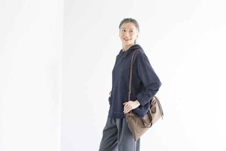 ブラウス¥75,900／デ・ドゥエ（アッシュ・ペー・フランス）、中に着たクルーネックT¥2,290／ユニクロ：シー（ユニクロ）、パンツ¥47,300／エズミ（リ デザイン）、バッグ¥20,900／リンク