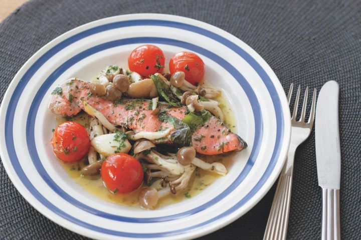 【塩鮭活用術】野菜もたっぷりとれる！おしゃれなひとりご飯「塩鮭とカリフラワーのクリーム煮」「塩鮭のアクアパッツァ風」