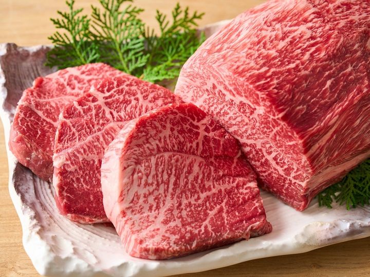 All About ニュース編集部は、全国10～60代の男女250人を対象に「ご当地グルメ」に関する独自のアンケート調査を実施。旅先で食べたい「宮崎県のご当地グルメ」で1位に選ばれたのは？