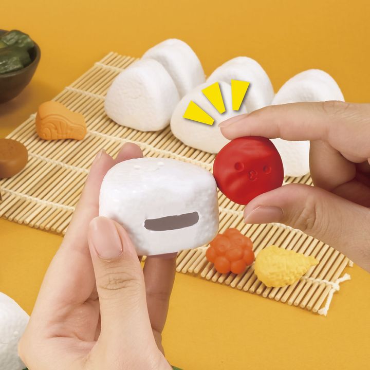 おにぎりにうめぼしを入れる様子